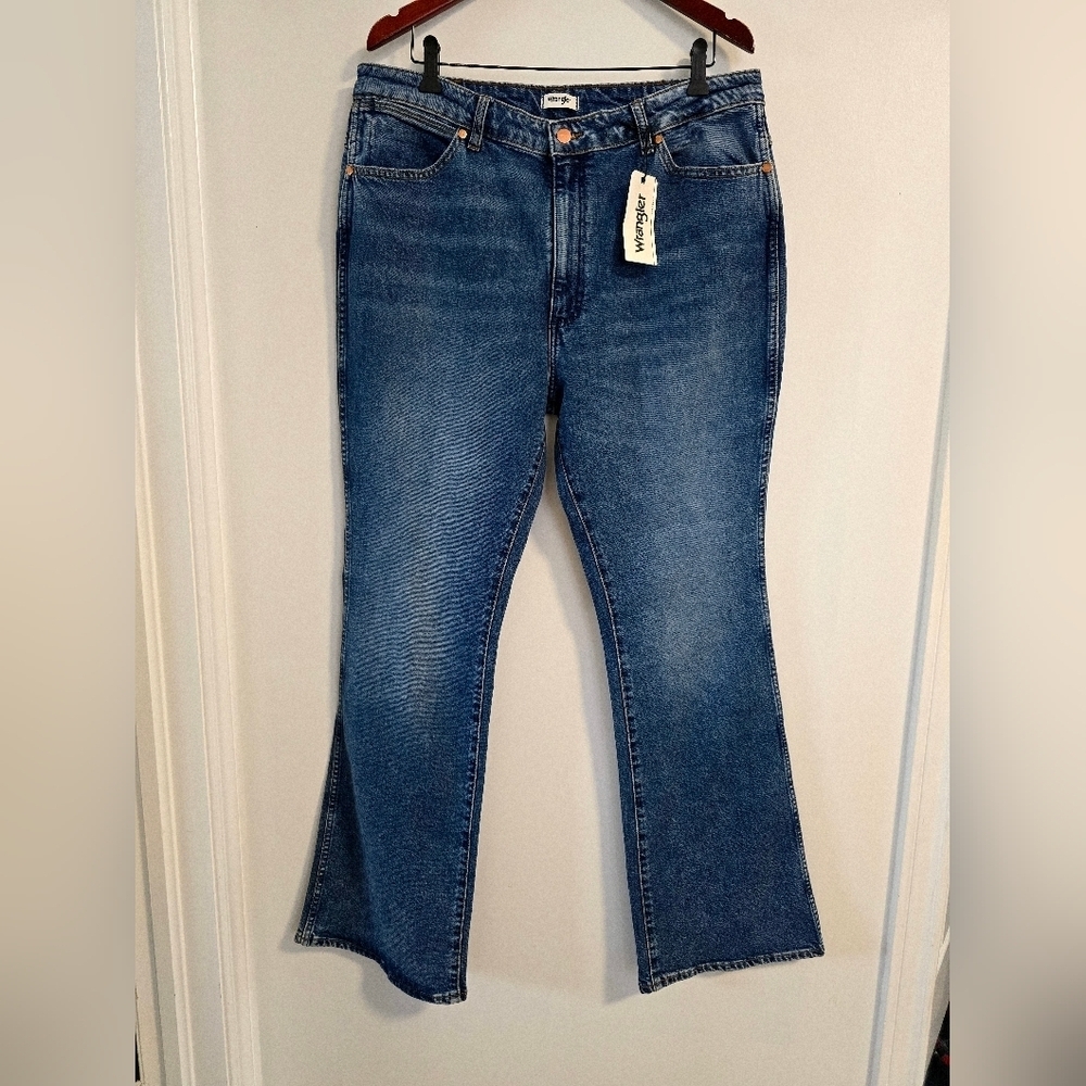 Wrangler Jeans High Rise Bootcut  Blue size 33 x 34 Waist 19"